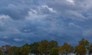 Dunkle Regenwolken: So wird es in diesen Tagen in großen Teilen Ostwestfalen-Lippes am Himmel aussehen. - picture alliance/dpa