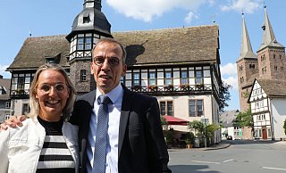 Alexander Fischer mit seiner Frau Saskia Fischer-Lenßen vor dem Historischen Rathaus in Höxter. - Simone Flörke