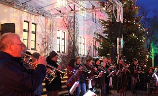 Der Posaunenchor Pr. Oldendorf unter der Leitung von Lothar Saß erfreute die Besucher mit traditionellen weihnachtlichen Klängen. - Klaus Frensing
