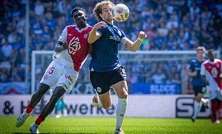 Arminia-Kapitän Mael Corboz (r.) behauptet sich robust gegen Monacos Aladji Bamba. - Sarah Jonek