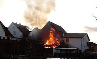 Beim Brand einer Gartenhütte wurden nach Angaben der Feuerwehr Borgentreich vier Menschen verletzt. - Feuerwehr Borgentreich