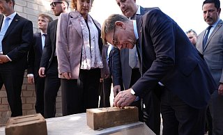 Wadephul hat sich erschüttert vom Ausmaß der Zerstörung nahe der syrischen Hauptstadt Damaskus gezeigt. - Marcus Brandt/dpa