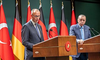 Bundeskanzler Merz bietet der Türkei eine Neubelebung der strategischen Partnerschaft an - Michael Kappeler/dpa