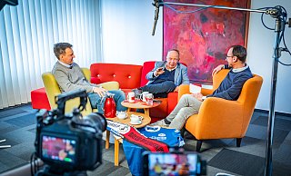 Uli Klose (M.), Dirk Schuster (r.) und Benedikt Riemer (l.) im Arminia-Talk. - Sarah Jonek