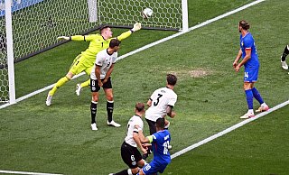Kylian Mbappé erzielt das 1:0. Torwart Marc-André ter Stegen hechtet vergebens. - Marijan Murat/dpa