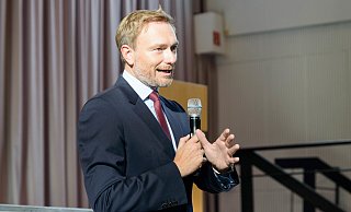 FDP-Chef Christian Lindner plädiert im Paderborner Schützenhof dafür, dass Klimaschutz mit wirtschaftlichem Fortschritt vereinbar sein müsse. - Lena Henning