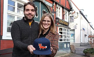 Patrick Domeyer und Melanie Vogt werden die Fuchshöhle am 6. November eröffnen. Schon seit Monaten macht der Koch Werbung in eigener Sache mit seiner Baseballkappe, auf die er sich einen Fuchs geklebt hat. - Marion Pokorra-Brockschmidt