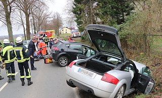Im Graben landeten am Donnerstag, 5. März, Nachmittag ein silberner Audi TT (vorn) und ein Seat Leon nach einem Unfall auf der Werther Straßen. Die Straße war daraufhin voll gesperrt. Die drei Verletzten kamen ins Krankenhaus - Andreas Sundermeier