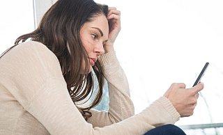Besonders bei jüngeren Leuten zwischen 18 und 39 Jahren kommt es zum Streit am Handy: 84 Prozent von ihnen kennen «Fexting» aus eigener Erfahrung. - Christin Klose/dpa-tmn