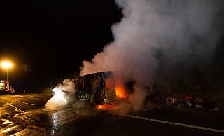 Ein Sprinter ist auf der A2 in Brand geraten. Die Autobahn musste zeitweise voll gesperrt werden. - Michael Horst/Freiwilligen Feuerwehr Porta Westfalica