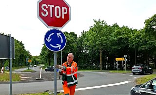 Ende Mai haben Mitarbeiter der Straßenmeisterei Salzkotten Stoppschilder am Kreisverkehr Richtung Marienloh aufgestellt. - Straßen NRW