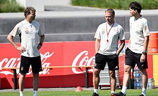 Bundestrainer Hansi Flick (M) spricht während des Trainings mit den Assistenztrainern Marcus Sorg (l) und Danny Röhl. - Federico Gambarini/dpa