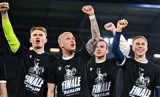 Die Arminia-Profis Jonas Kersken (l.) und Louis Oppie (2.v.l.) haben sich mit starken Leistungen auch für andere Klubs interessant gemacht. Mit auf dem Foto: Nachwuchstorwart Artem Zaloha und Sam Schreck (r.). - Teresa. Kroeger Die Arminia-Profis Jonas Kersken (l.) und Louis Oppie (2.v.l.) haben sich mit starken Leistungen auch für andere Klubs interessant gemacht. Mit auf dem Foto: Nachwuchstorwart Artem Zaloha und Sam Schreck (r.). - Teresa. Kroeger
