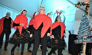 Die Oilcree-Linedancerinnen haben für ihren Auftritt ein weihnachtlich-auffälliges Outfit gewählt. - Karin Prignitz