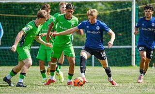 Arminias Lenni-Alexander Unruh (am Ball) hatte wie seine Kollegen gegen Mönchengladbach einen schweren Stand. - az