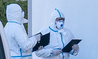 Mitarbeiter des Gesundheitsamtes informieren über die Corona-Infizierung. - Christian Mathiesen