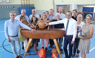 Endlich fertig: Höxters Bürgermeister Alexander Fischer (vierter v. r.) freut sich mit Vertretern von Schule und Vereinen über die frisch sanierte Sporthalle. - Alexander Graßhoff