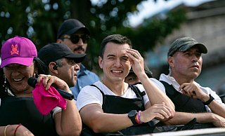 Daniel Noboa (M) gilt als Mitte-Rechts-Politiker. - Rodrigo Abd/AP