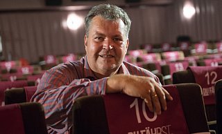 Christoph Maier hat schon mal im großen Saal des Capitol-Kinos Platz genommen. Ab Mittwoch gibt es hier wieder Filme zu sehen. - Ralf Bittner