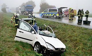 Die Feuerwehr Büren rettete den eingeklemmten Fahrer mit hydraulischen Werkzeugen. - Ralph Meyer