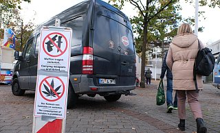 Die Stadtverwaltung hat auf dem Herbst- und Bauernmarkt am vergangenen Wochenende plakativ auf das Waffen- und Cannabisverbot hingewiesen. - Ulf Hanke