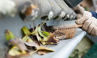Herbstlaub kann Regenrinnen verstopfen: Eine regelmäßige Kontrolle und Reinigung sind wichtig. - Kai Remmers/dpa-tmn