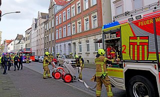Bei einem Brand in der Erdgeschosswohnung eines Mehrparteienwohnhauses an der Imadstraße in Paderborn wurde eine Bewohnerin ins Krankenhaus eingeliefert. - Ralph Meyer