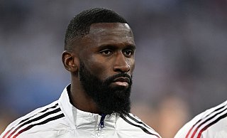 Um eine Geste von Antonio Rüdiger ist eine Diskussion entbrannt - anders als bei anderen Fußballern, die die selbe Geste zeigten. - Federico Gambarini/dpa