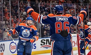 Leon Draisaitl (links) hat das 400. NHL-Tor seiner Karriere erzielt. - Jason Franson/The Canadian Press/dpa