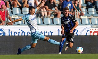 Am Dienstagabend war Ron Schallenberg (l.) in Kufstein für den FC Schalke 04 im Testspiel gegen den FC Kopenhagen am Ball. Schalke verlor 0:2. Am Freitag, 29. September, gibt es für den gebürtigen Paderborner derweil ein Wiedersehen mit dem SCP. - picture alliance