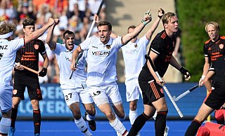 Justus Weigand (M) markierte den 4:3-Siegtreffer gegen Argentinien. - Federico Gambarini/dpa