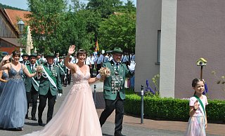 Matthias Koch mit seiner Auserwählten Johanna Multhaup-Koch beim Festumzug in Kollerbeck. - Lennart Schlütz