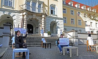 Thekla Koronashvili und Colin Rico Wilke inszenierten vor dem Rathaus eine Abiturprüfung. - Frank-Michael Kiel-Steinkamp