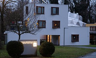 Seit 2001 ist das Ronald McDonald Haus Bad Oeynhausen ein Zuhause auf Zeit für Familien, deren schwer kranke Kinder im Herz- und Diabeteszentrum NRW behandelt werden. - Thorsten Gödecker