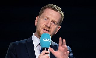 Die Bezahlkarte sei wichtig, um Transferzahlungen von Geflüchteten in ihre Herkunftsländer zu erschweren, sagt Michael Kretschmer. - Hendrik Schmidt/dpa