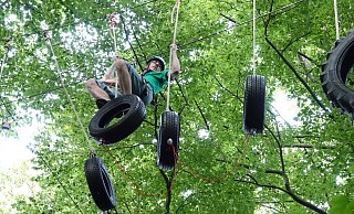 Gekonnt hangelt Elias sich auch durch die höchsten und anspruchsvollsten Strecken im Kletterpark. - Peter Unger