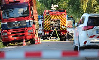 Am Grünen Weg in Hövelhof gab es am Montagabend über Stunden kein Durchkommen. Das Gasleck befand sich an der Einmündung zum Distelweg. Das Areal war weiträumig abgesperrt. - Jens Reddeker