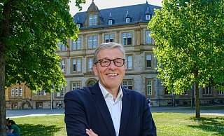 Stadtbekannt: Hans-Joachim Nolting (65) im Kunsthallenpark vor dem Ratsgymnasium, das 2008 sein 450-jähriges Bestehen feierte. - Andreas Zobe