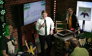 DJ Daniel Ebeler (v. l.), Moderator Matthias Henkemeier, Frank Berkemeier (Co-Moderation) und Manuel Berkemeier (Medientechnik) bringen Schützenfest-Atmosphäre ins Wohnzimmer. - privat