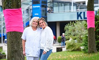 Katja Gresshöner aus Löhne hat im Juni die Schockdiagnose Brustkrebs bekommen. Gemeinsam mit Dorothe Düpont, Leiterin der Sektion Brustzentrum am Klinikum Herford, erzählt sie ihre Geschichte. Passend zum "Brustkrebs-Monat" Oktober sind die Bäume am Krankenhaus symbolisch mit pinkem Band umwickelt. - Kathrin Weege