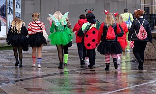 Eine Gruppe verkleideter Menschen ist in Köln unterwegs. Die Karnevalssaison in Deutschland ist wieder voll im Gange. - Henning Kaiser/dpa