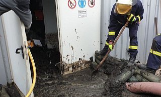 Vollgelaufen: Im Maschinenraum stand das Substrat bis zu zwei Meter hoch. - Feuerwehr Borgentreich