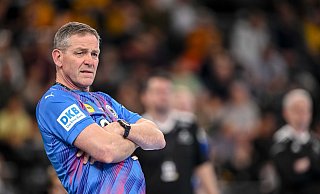 Bundestrainer Alfred Gislason hat mit den deutschen Handballern eine schwere EM-Gruppe erwischt. (Archivbild) - Harry Langer/dpa