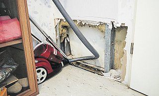 Hinterlassenschaft: Auf der Suche nach einer Leckage wird eben mal von Handwerkern ein Loch gehauen, aber nicht wieder zu gemacht. - lahr