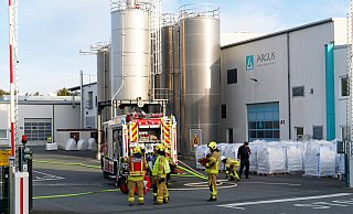 Die Feuerwehr Büren hat einen Löschangriff im Bereich des Gebäudes A eingerichtet. - Ralph Meyer