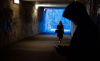 Dem Angeklagten wird vorgeworfen, im Bereich des Sültebusch-Tunnels eine damals 75-jährige Rentnerin überfallen und den Versuch unternommen zu haben, der betagten Frau die Handtasche zu entreißen. - Symbolfoto: Lino Mirgeler
