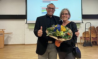 Bürgermeister Siegfried Lux feierte mit seiner Lebensgefährtin Birgit Funk bei der Ergebnispräsentation der Kommunalwahlen im Haus des Gastes in Rödinghausen. - Shannon-Lee Bendig