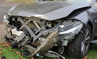 Der BMW nahm starken Schaden bei dem Unfall in Lübbecke. - Polizei Minden-Lübbecke
