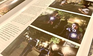 Die Reportage „Auch wir brauchen Respekt“ im Polizei-Magazin „Streife“ zeigt Beamte im Kunsthallenpark. - Jens Reichenbach