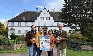 Freuen sich auf die 30. Auflage des Herbst-Cocktails im Schloss Wehrden (v.l.): Constantin und Lousia von Weichs sowie Andrea und Alexander von Köckritz. - Nicole Fischer